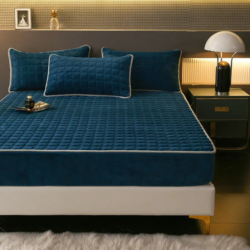 Fleece-lined milk fiber quilted fitted sheet in blue on a single bed with elastic corners