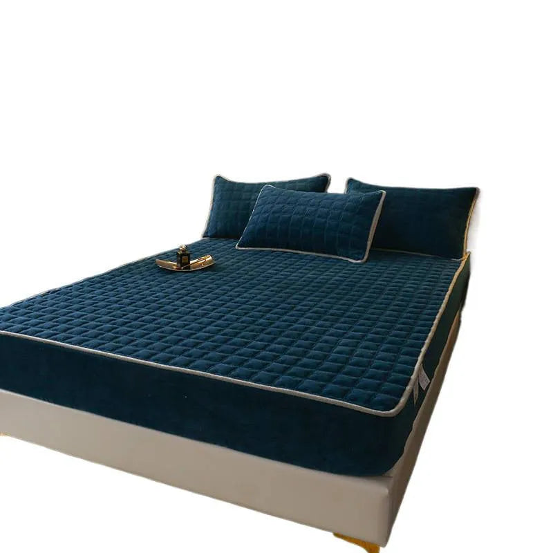 Fleece-lined milk fiber quilted fitted sheet in blue on a single bed with elastic corners