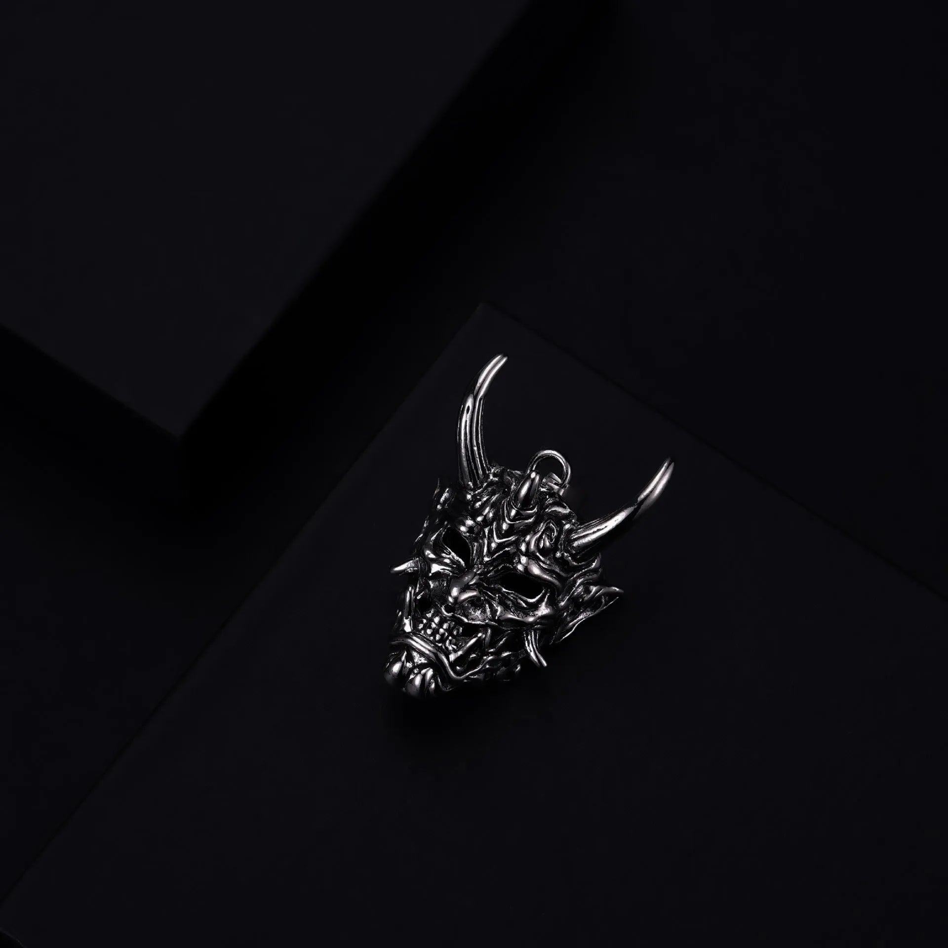 Men's vintage zinc alloy pendant necklace with 40mm x 27mm x 20mm electroplated silver pendant