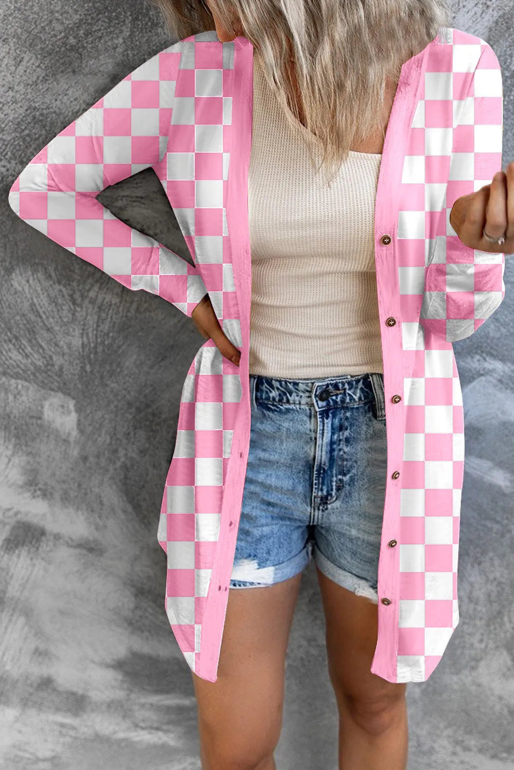 Women's long plaid cardigan coat in loose knitted construction with contrast colour pattern