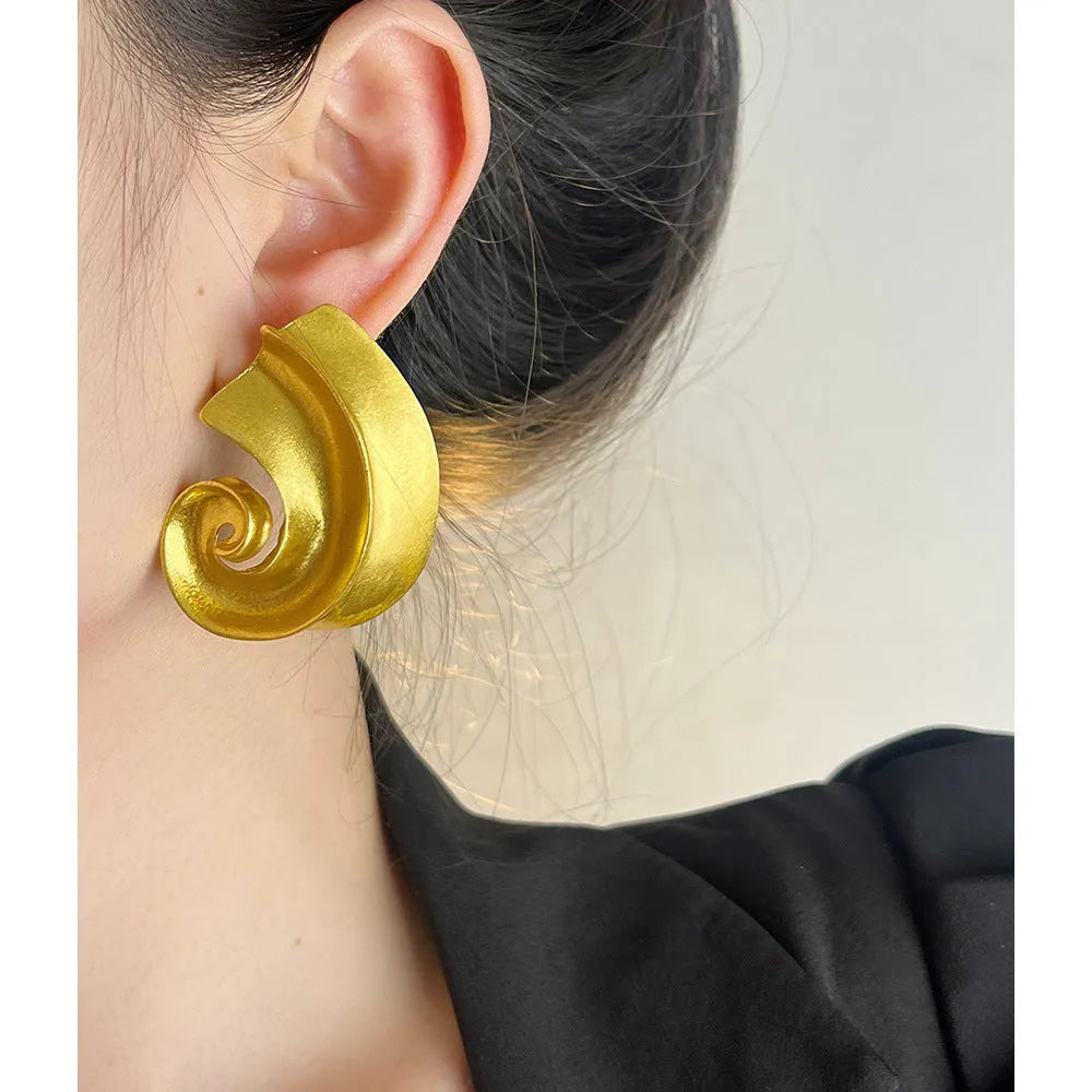 Retro geometric alloy ear studs in gold or silver, measuring 5cm with electroplated finish