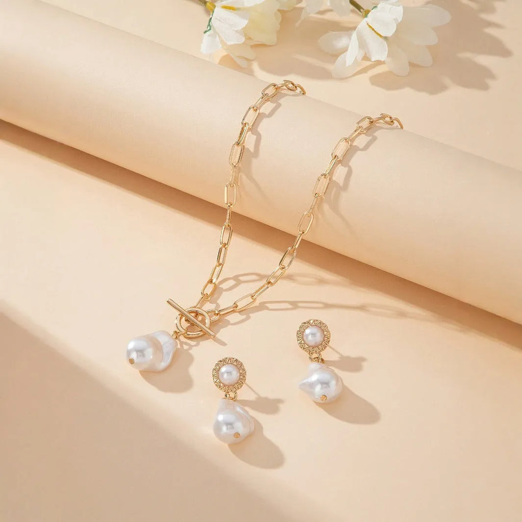 Gold-coloured baroque pearl necklace and matching earrings jewellery set for women