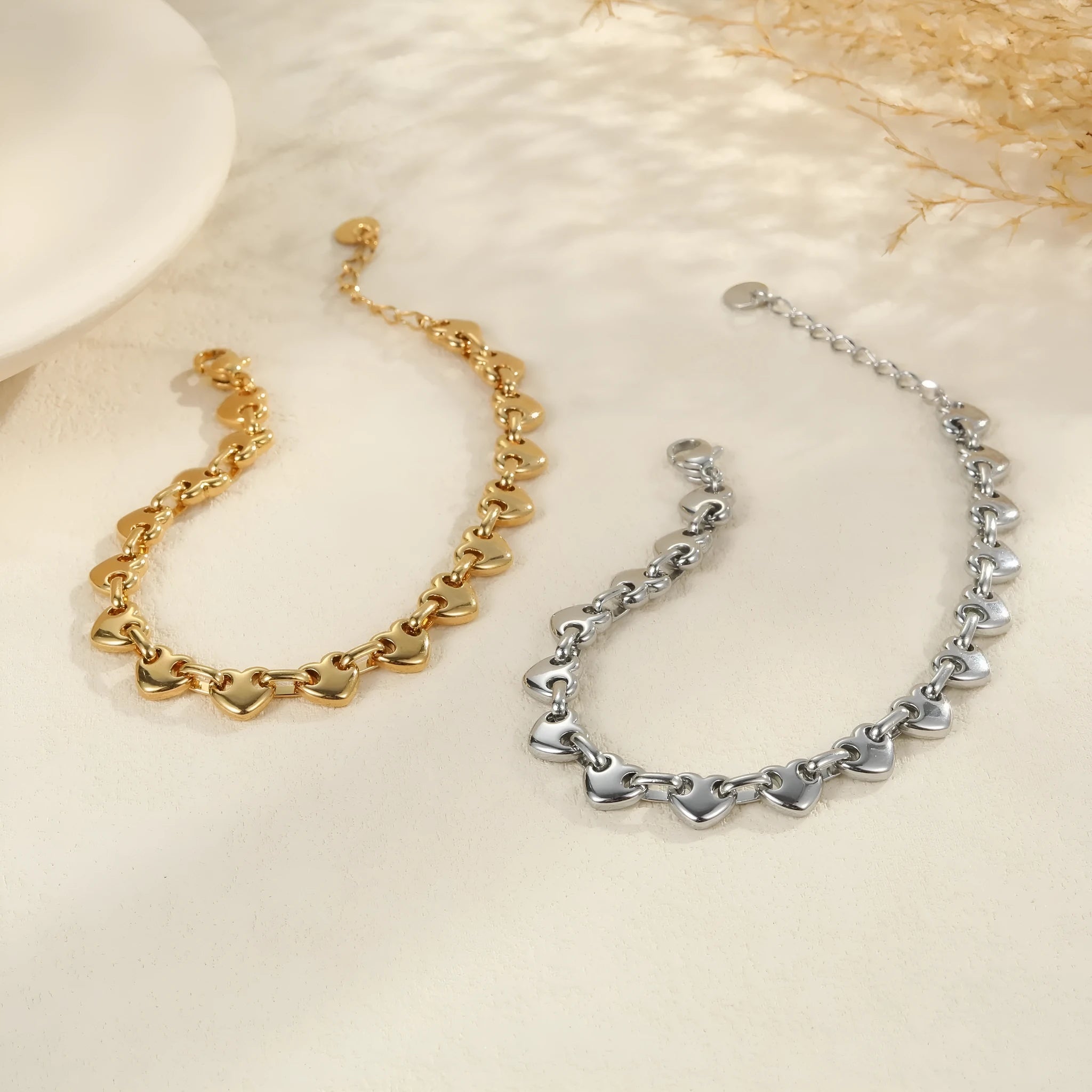 Women's hollowed-out geometric heart bracelet in gold or steel colour on stainless steel chain.