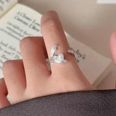 Fishtail pearl little finger ring made of electroplated alloy in free size for unisex wear.