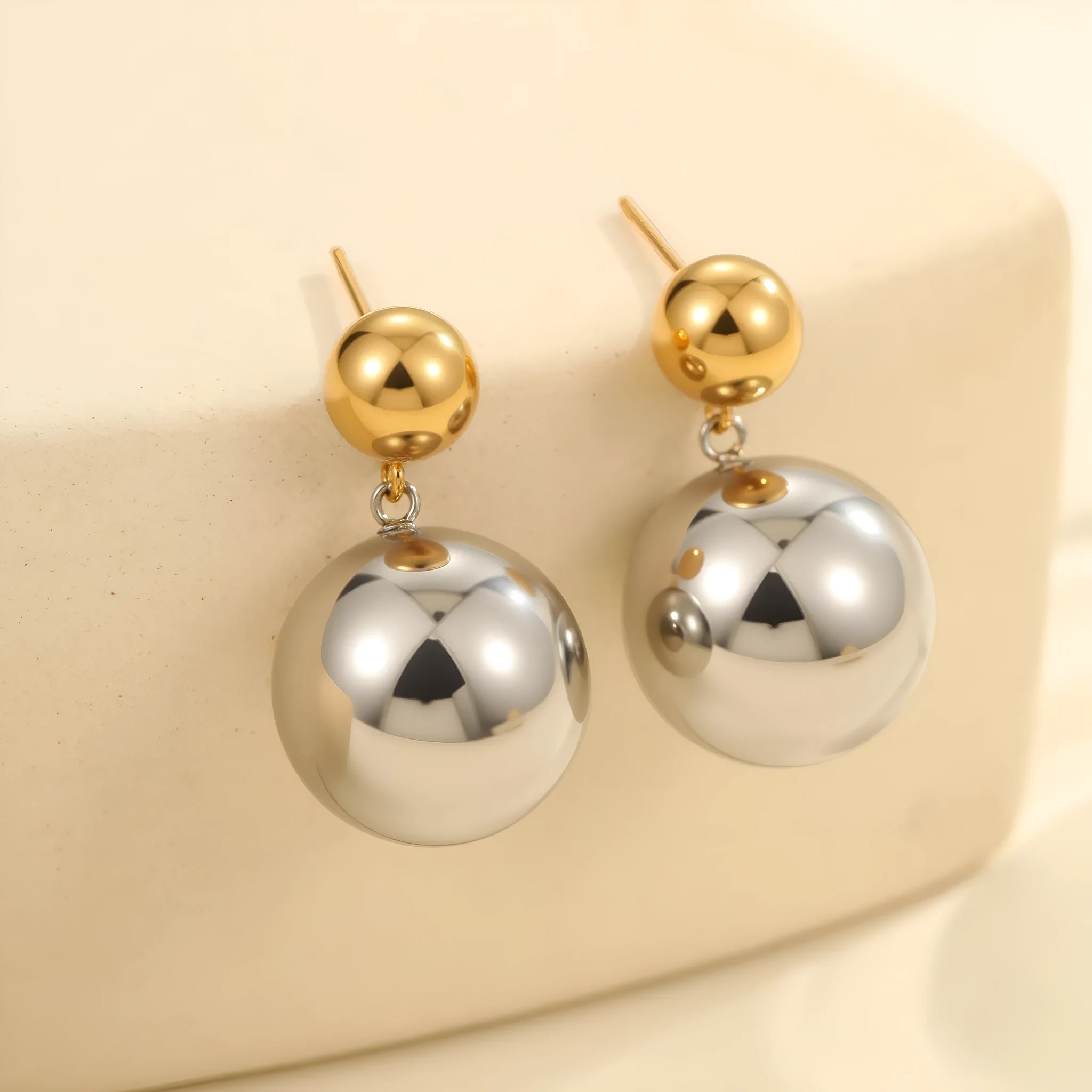 Stainless steel ear studs with round beads and colour-block design