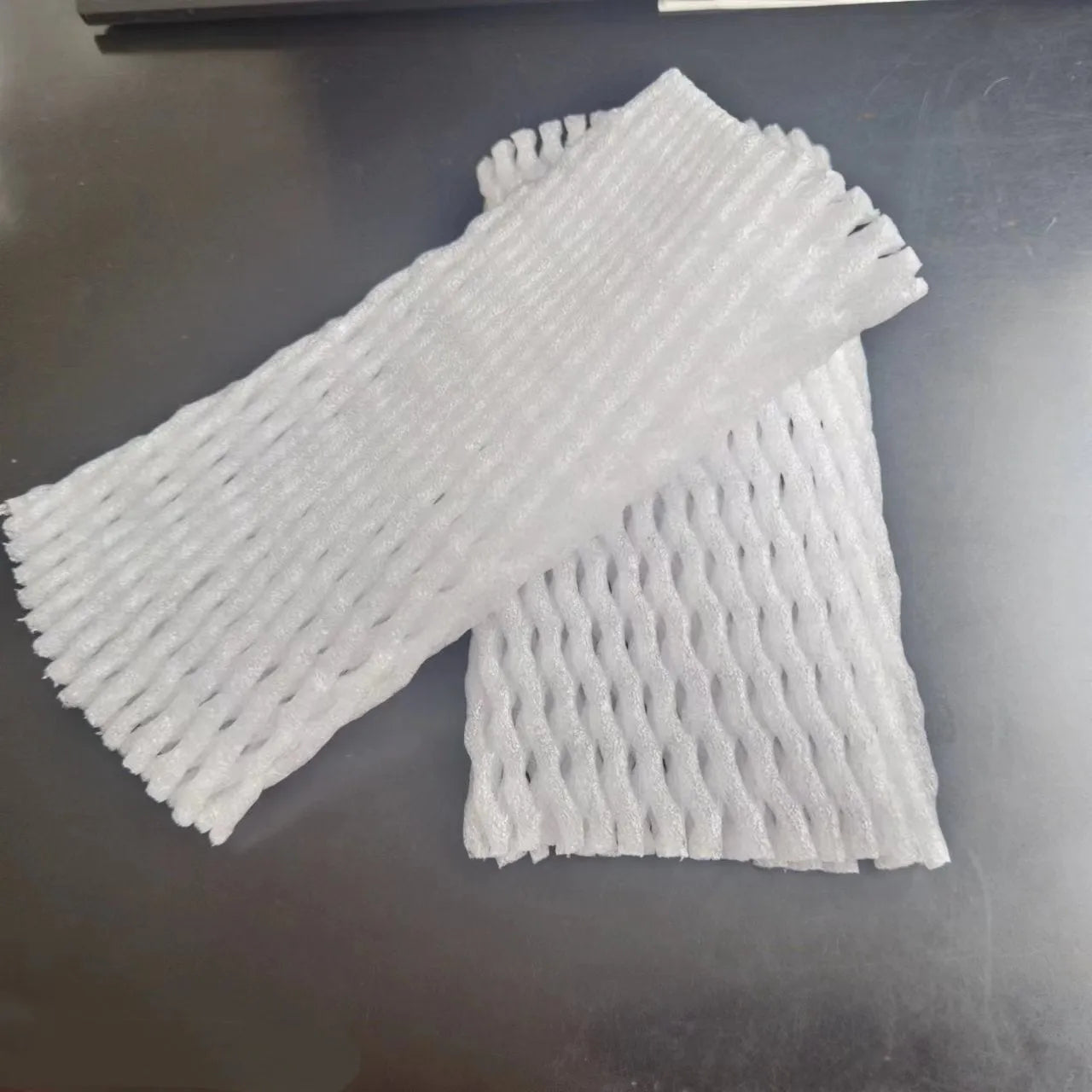 White foam net shockproof protective cover for fruit such as apples and peaches.