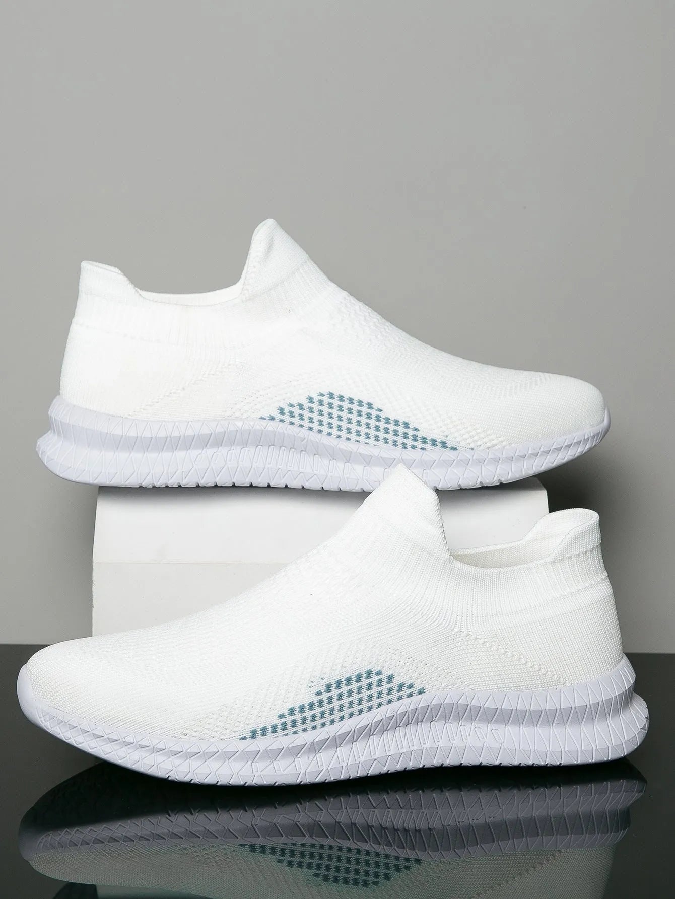 Flyknit fabric casual sneakers in solid colours with round toe and low-top design