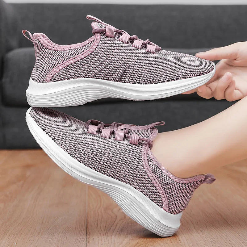 Women's low-top casual sneakers in black with flyknit mesh upper and lace-up front.