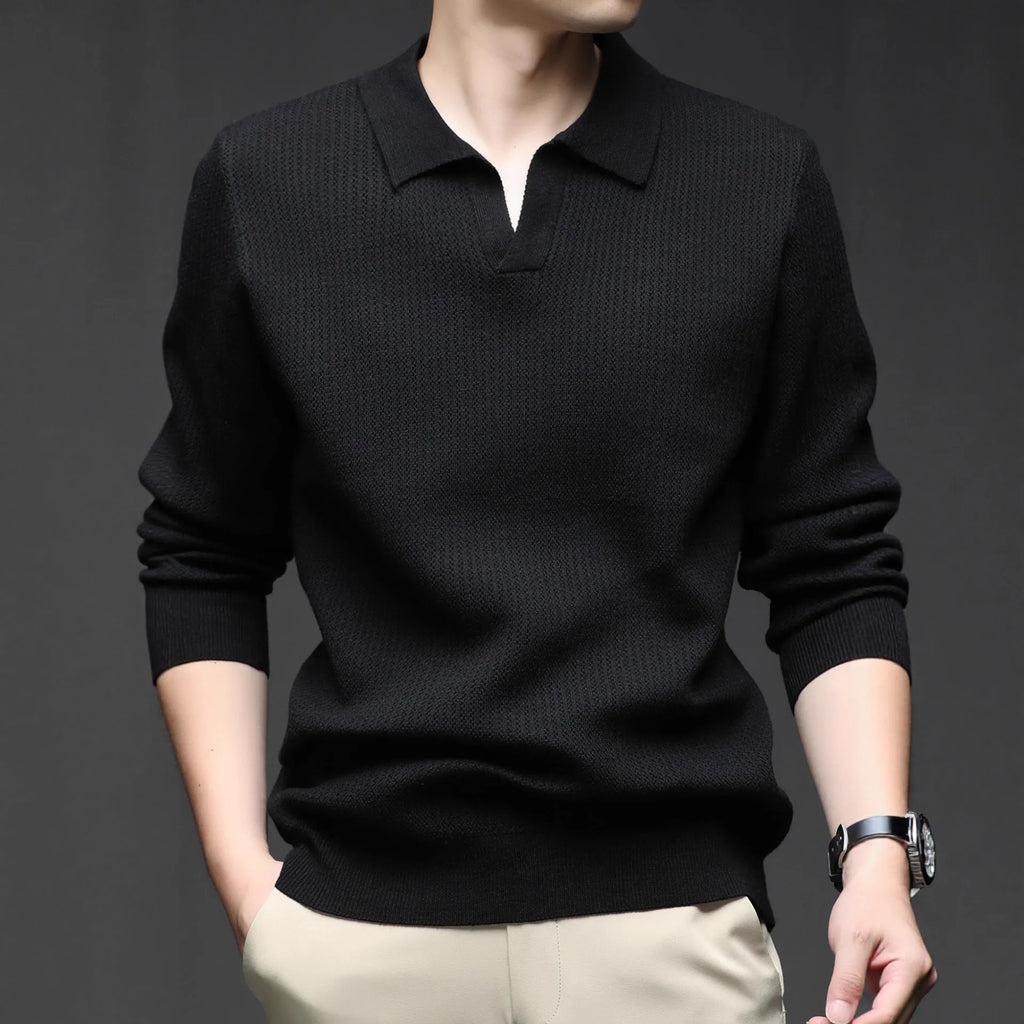 Man wearing a loose-fit camel-coloured pullover sweater, a simple casual knit for autumn.