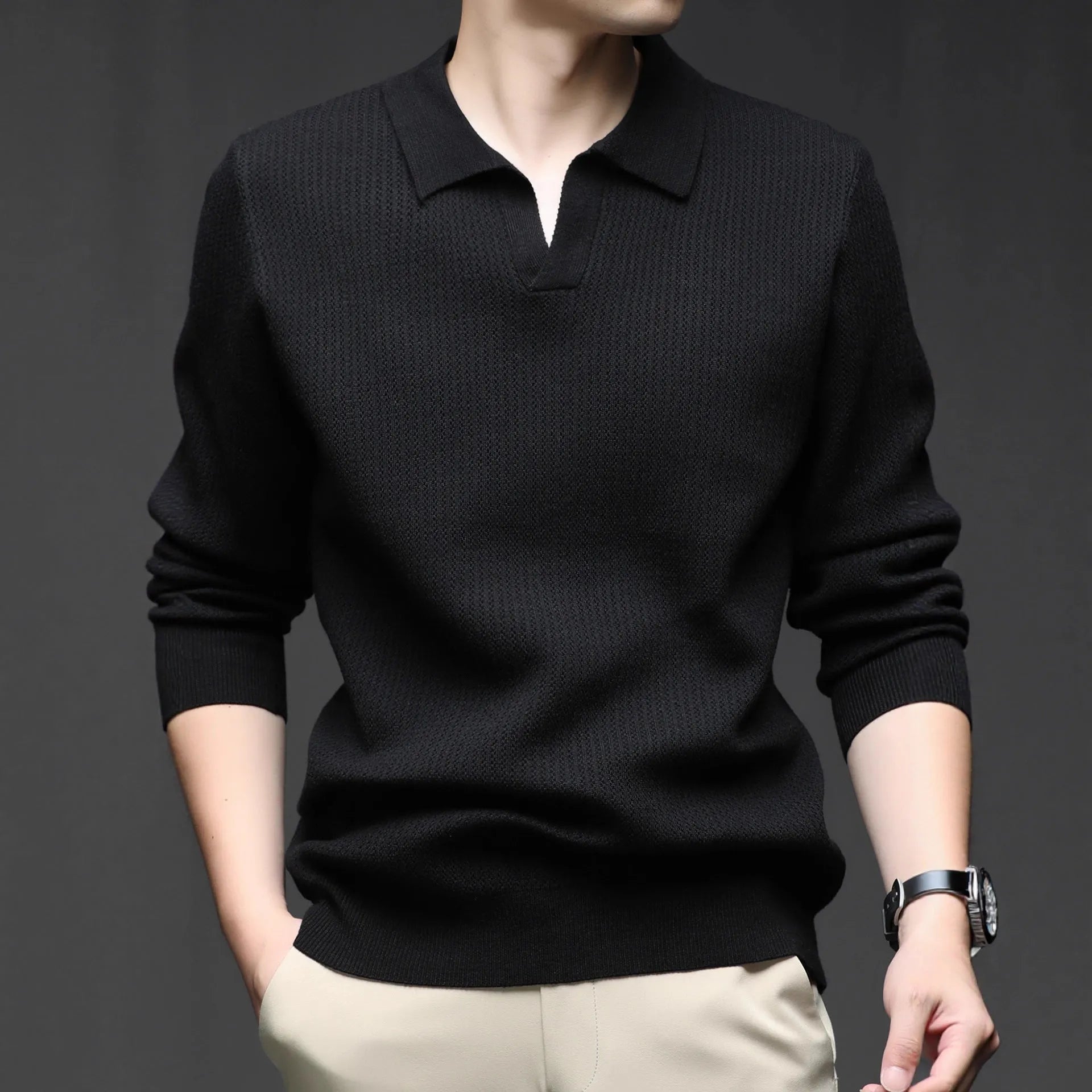 Man wearing a loose-fit camel-coloured pullover sweater, a simple casual knit for autumn.