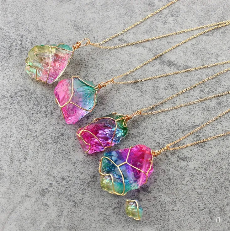 Seven-color natural stone rough stone winding crystal pendant necklace gold geometric shape transparent detail