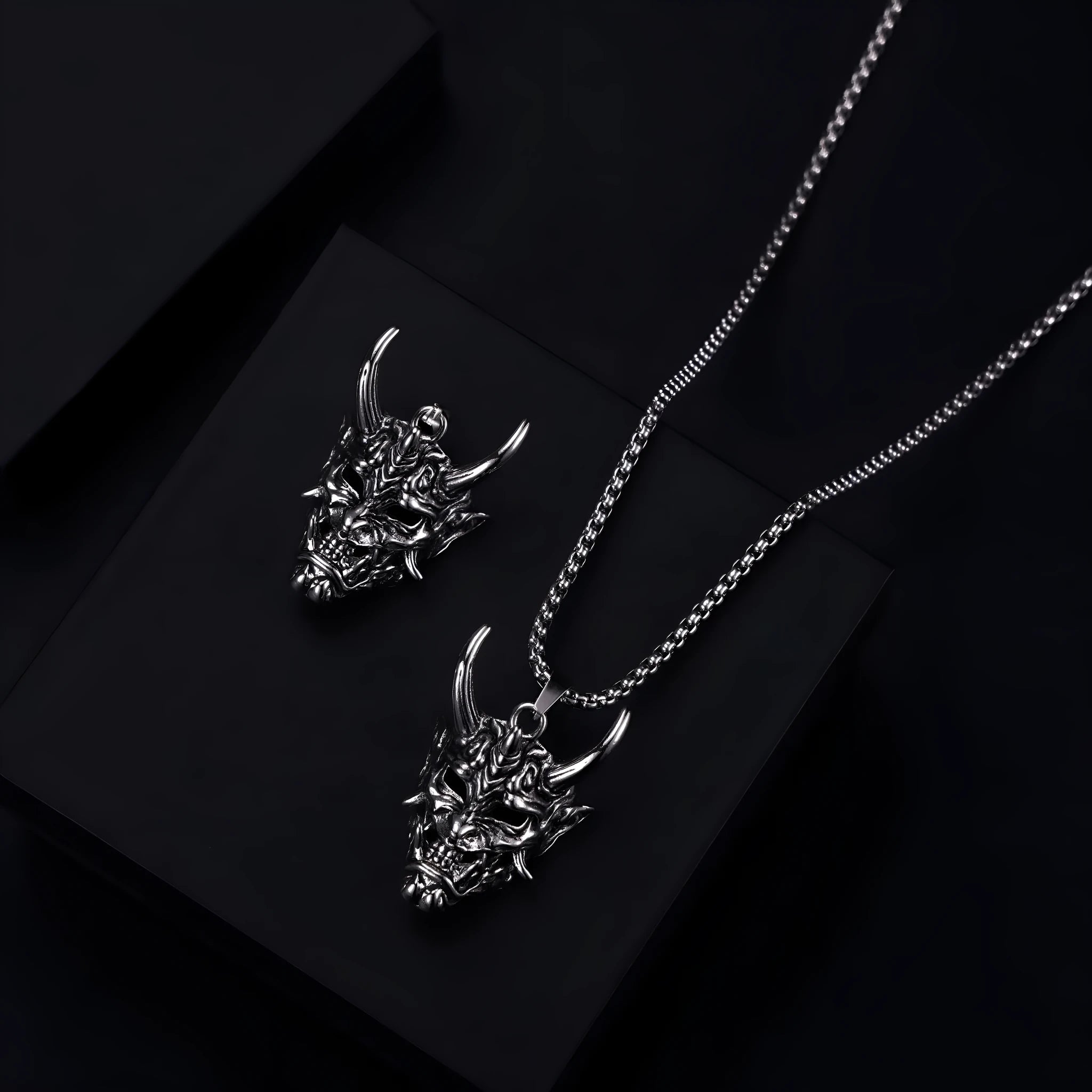 Men's vintage zinc alloy pendant necklace with 40mm x 27mm x 20mm electroplated silver pendant