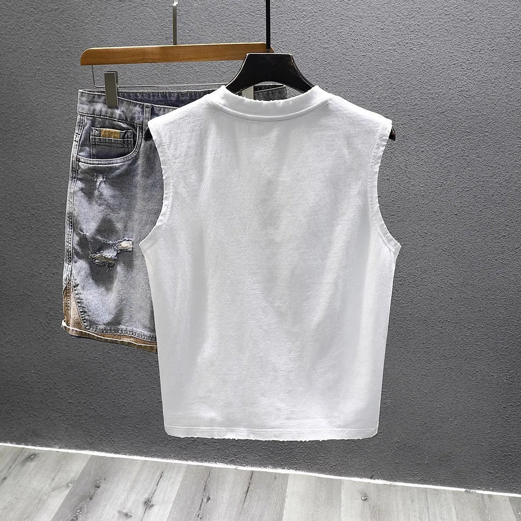 Solid colour cotton sleeveless t-shirt with loose fit and straight hem design