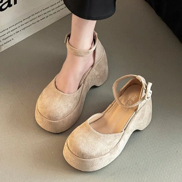 Retro closed toe buckle thick heel pump shoes for women in khaki with suede upper and round toe