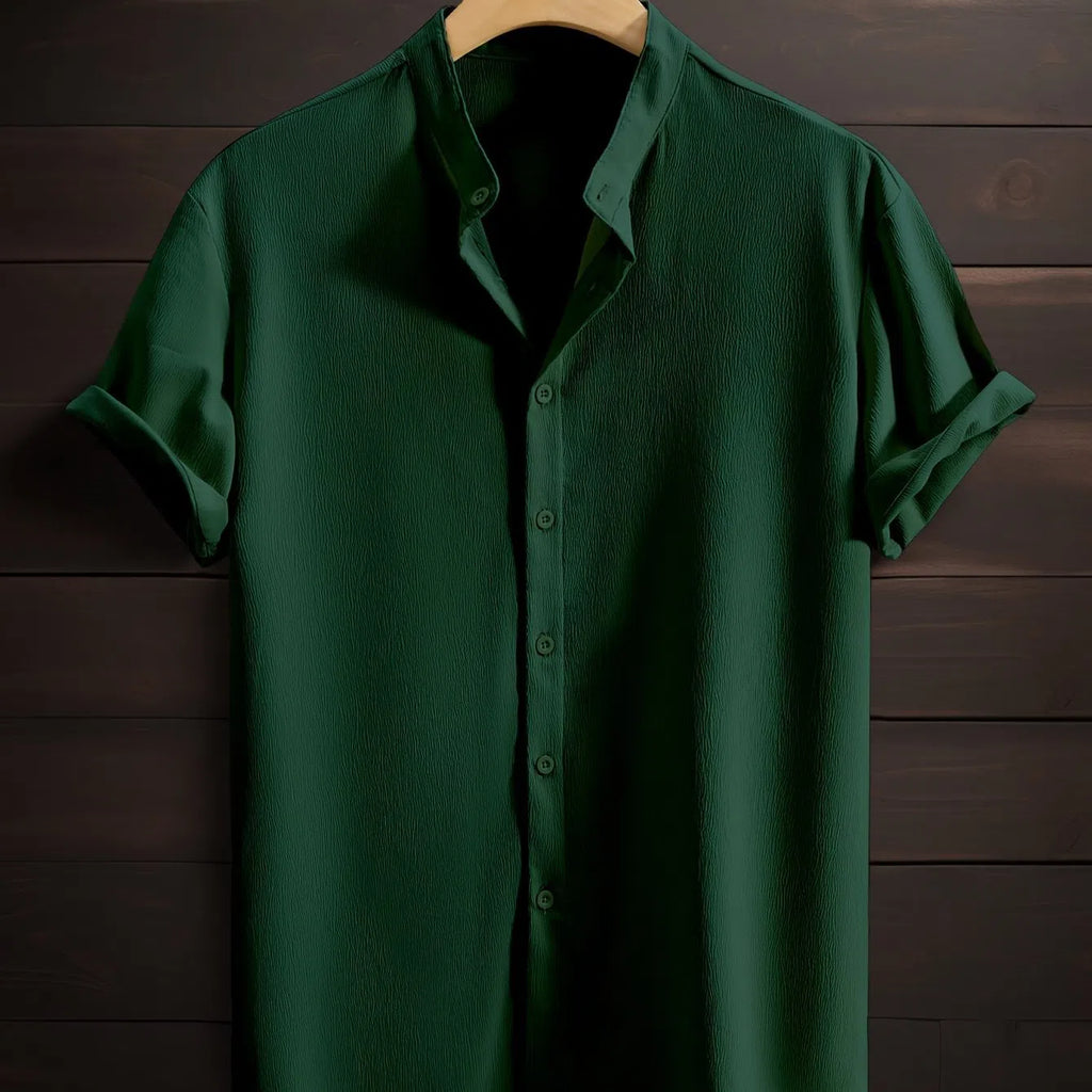 Men's casual short sleeve shirt in solid colour with stand collar, made from 100% breathable polyester fibre, loose fit