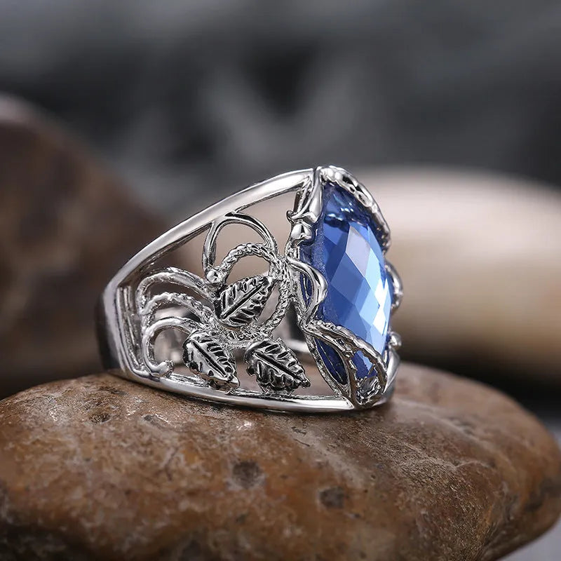 Blue horse eye-shaped women's ring with crystal inlay in alloy metal
