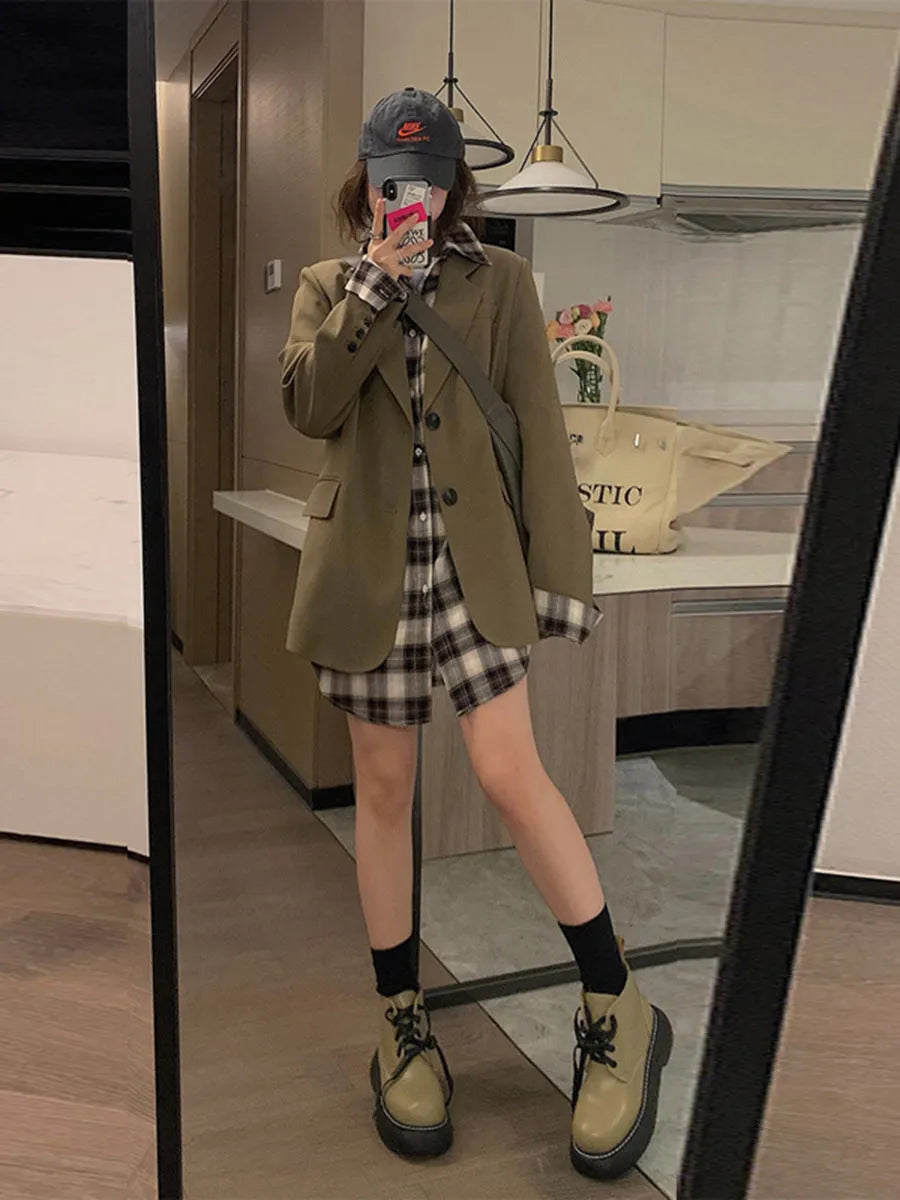 Korean-style solid colour suit jacket with long sleeves and practical pockets