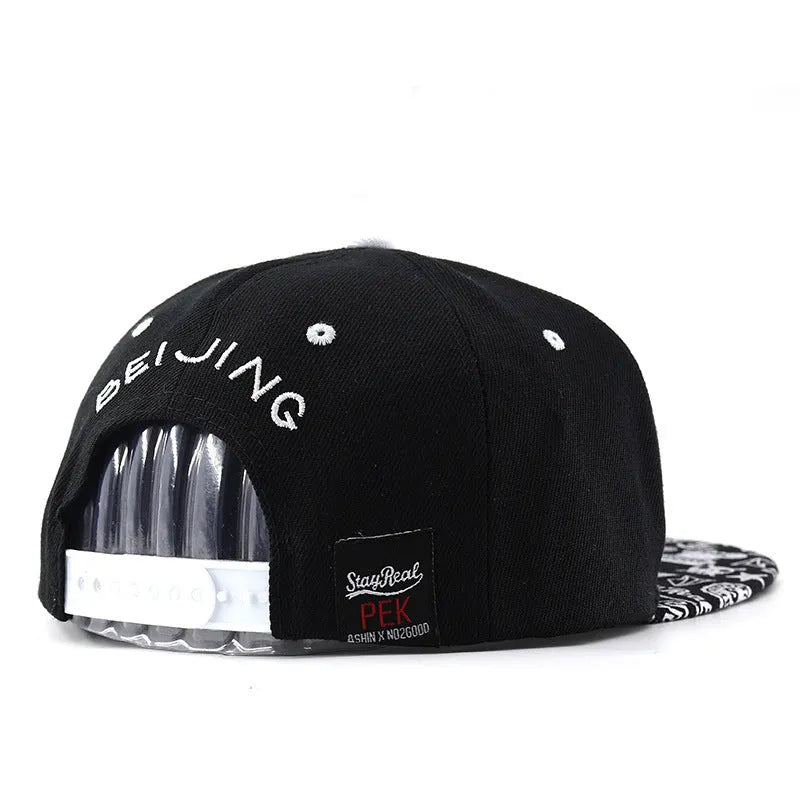 Cotton baseball cap with dome crown and embroidered letters in black or white colour
