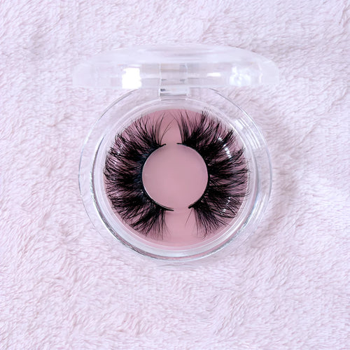25MM3D handmade mink eyelashes in a clear plastic tray showing 25mm length 3D curl design