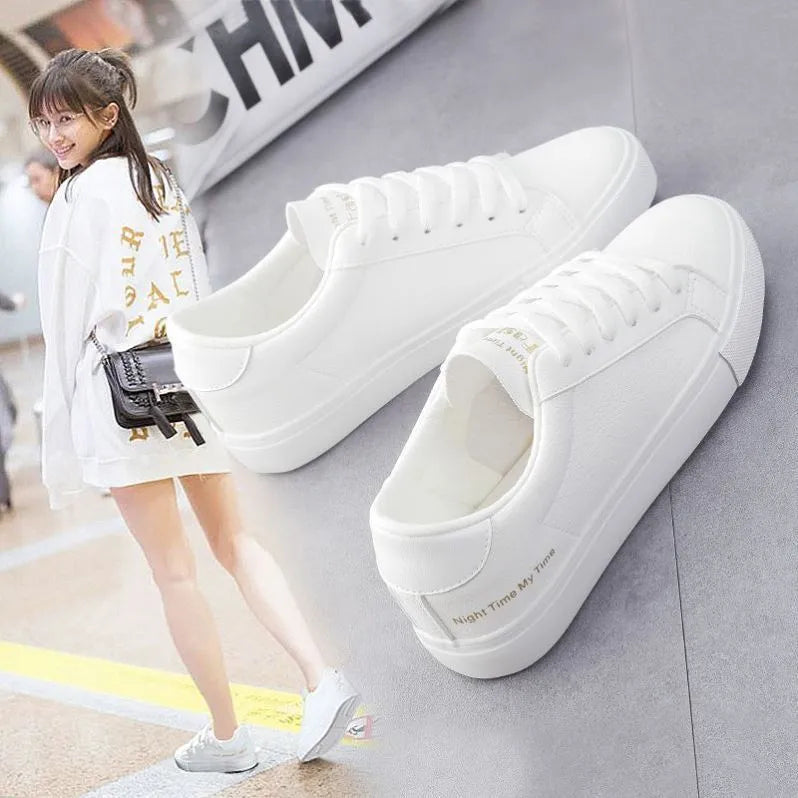 Women's canvas sneakers in white with rubber sole and lace-up closure