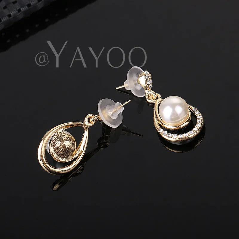 Women's fashion pearl jewelry set with drop-shaped simulated pearl necklace and earrings in silvery colour