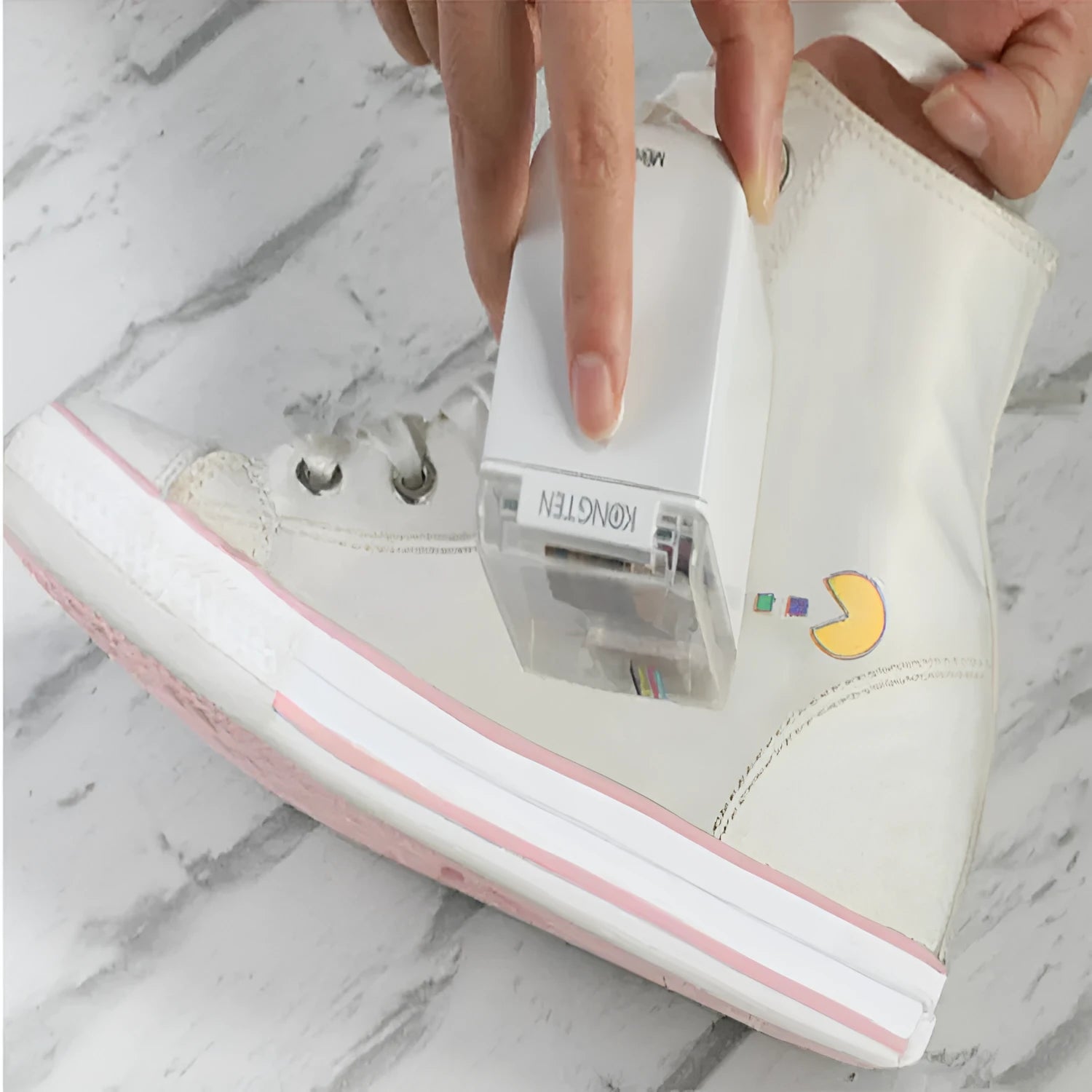 Mbrush portable colour handheld inkjet printer in white, 72x51x68 mm, for industrial marking at 350 metres per minute