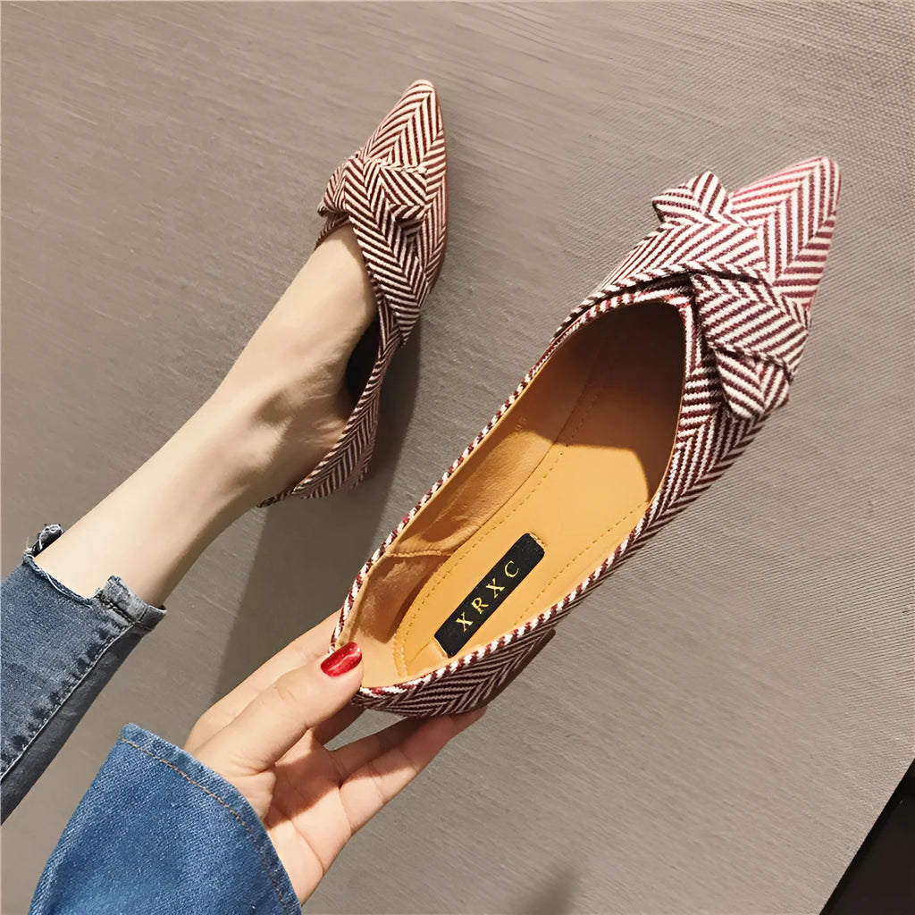 Women's Korean-style pointed shallow mouth flats in black and red colours