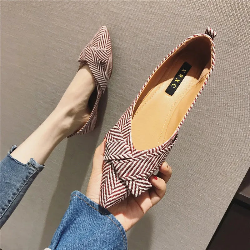 Women's Korean-style pointed shallow mouth flats in black and red colours