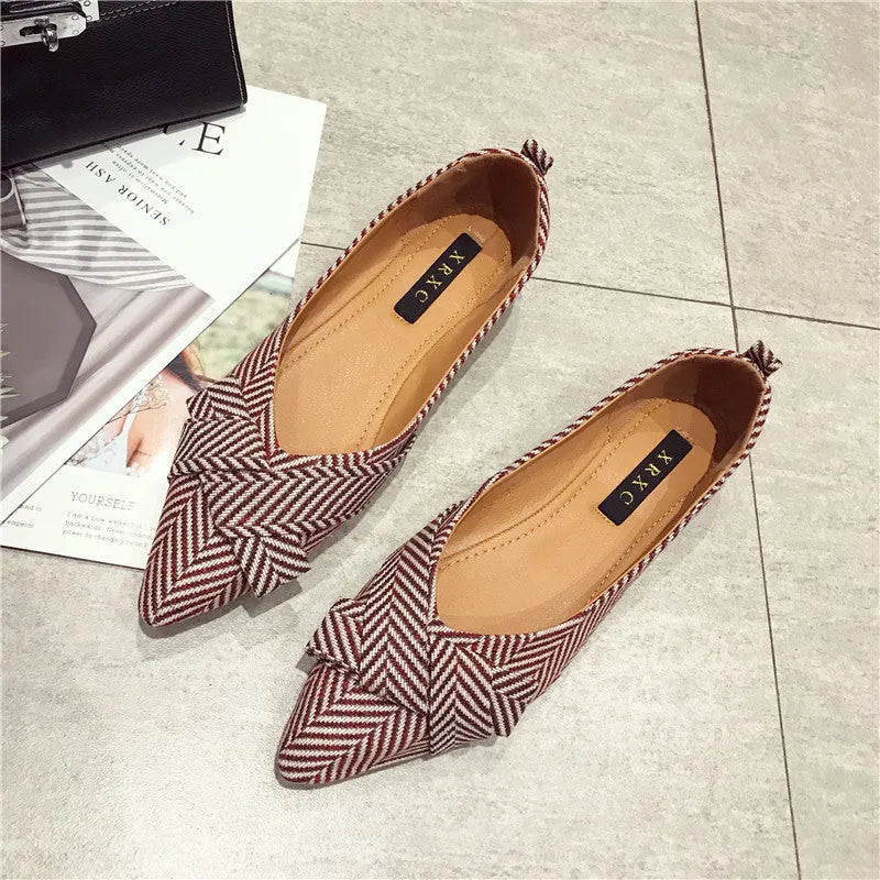 Women's Korean-style pointed shallow mouth flats in black and red colours