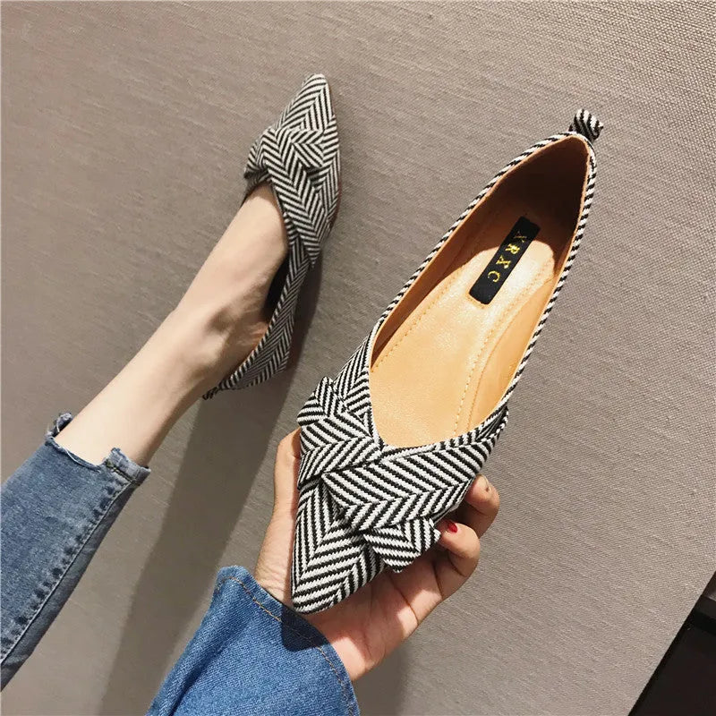 Women's Korean-style pointed shallow mouth flats in black and red colours