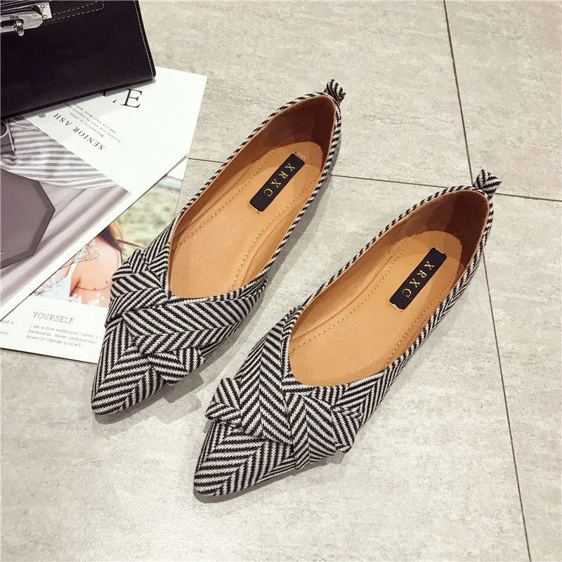 Women's Korean-style pointed shallow mouth flats in black and red colours