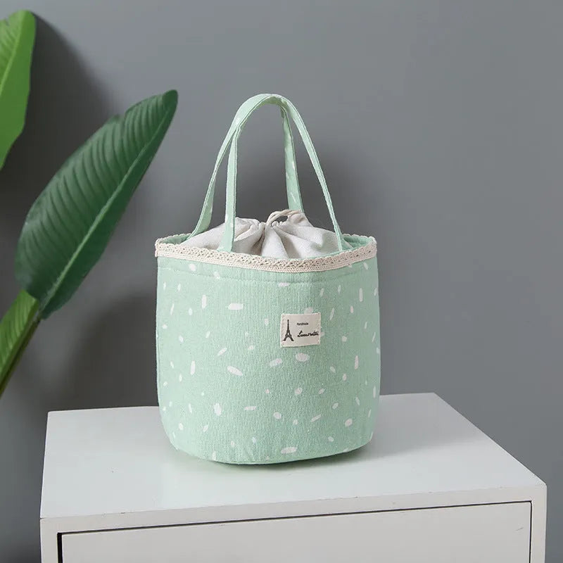 Insulated Oxford cloth lunch bag with thickened thermal layer in office setting