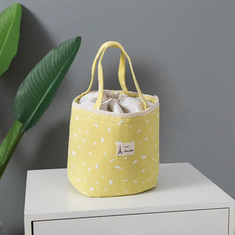 Insulated Oxford cloth lunch bag with thickened thermal layer in office setting