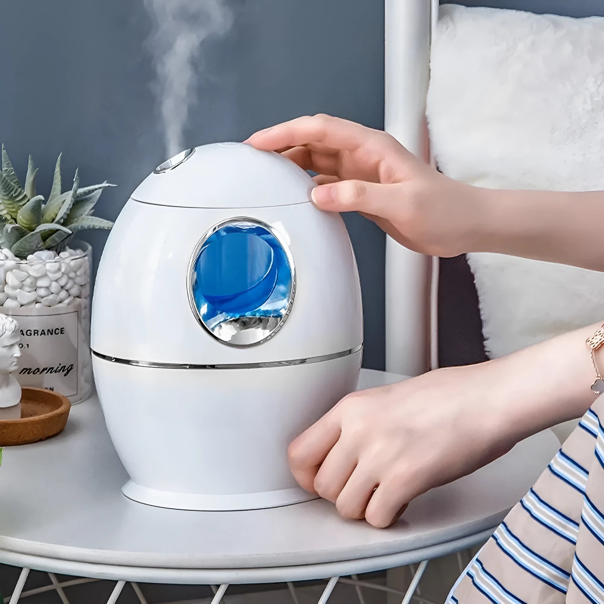 Small round white USB humidifier and aromatherapy diffuser with water tank