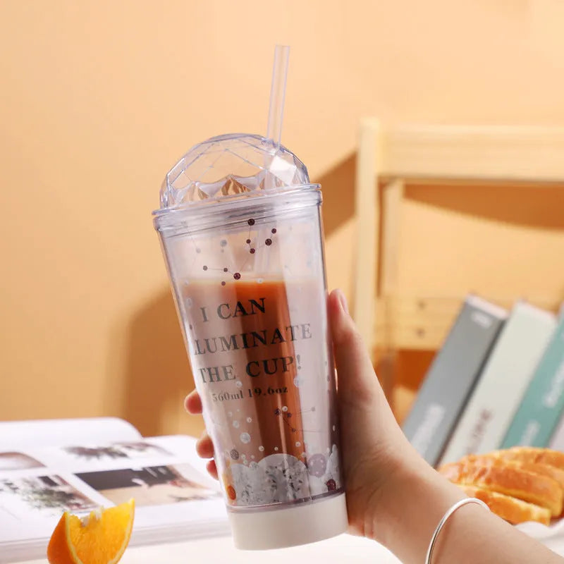 Luminous creative plastic coffee cup with double straw and light gradient finish, 560ml capacity