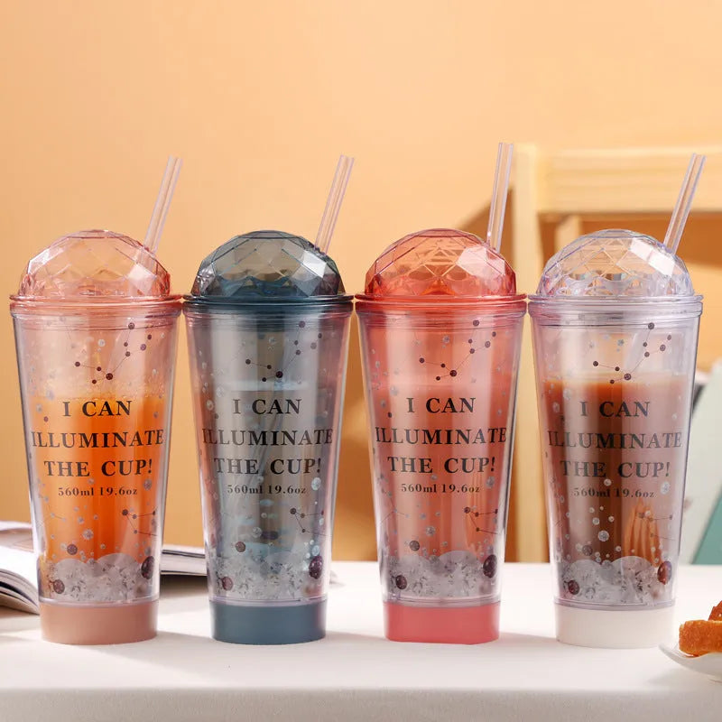 Luminous creative plastic coffee cup with double straw and light gradient finish, 560ml capacity