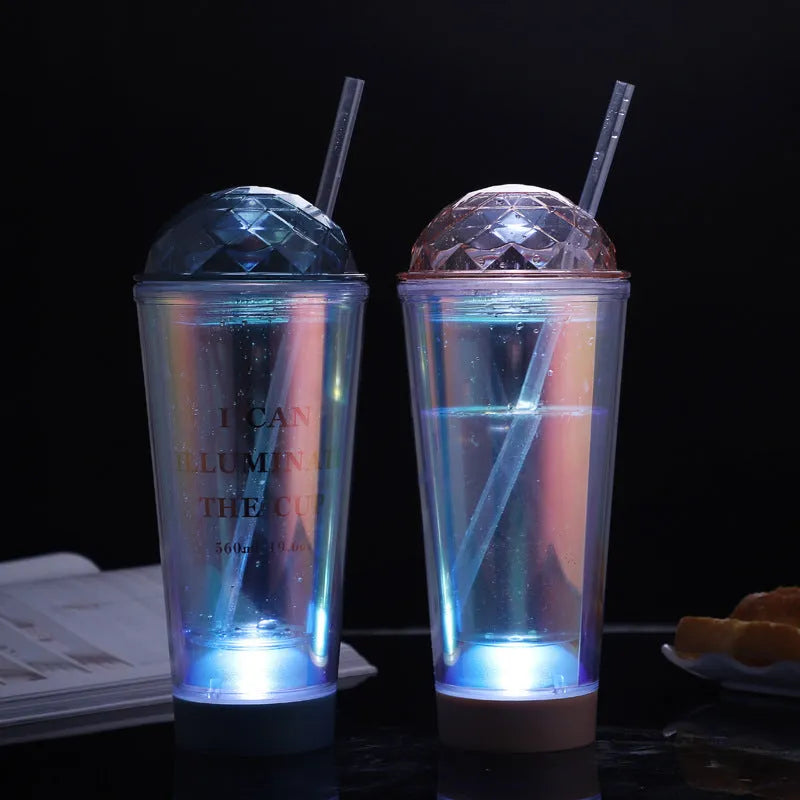 Luminous creative plastic coffee cup with double straw and light gradient finish, 560ml capacity