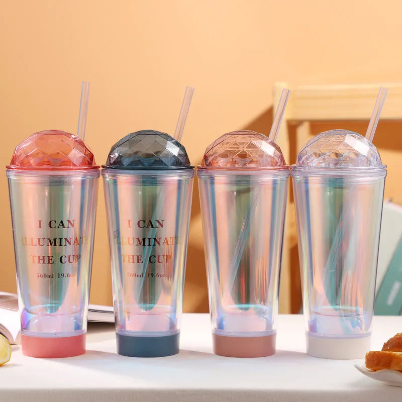 Luminous creative plastic coffee cup with double straw and light gradient finish, 560ml capacity