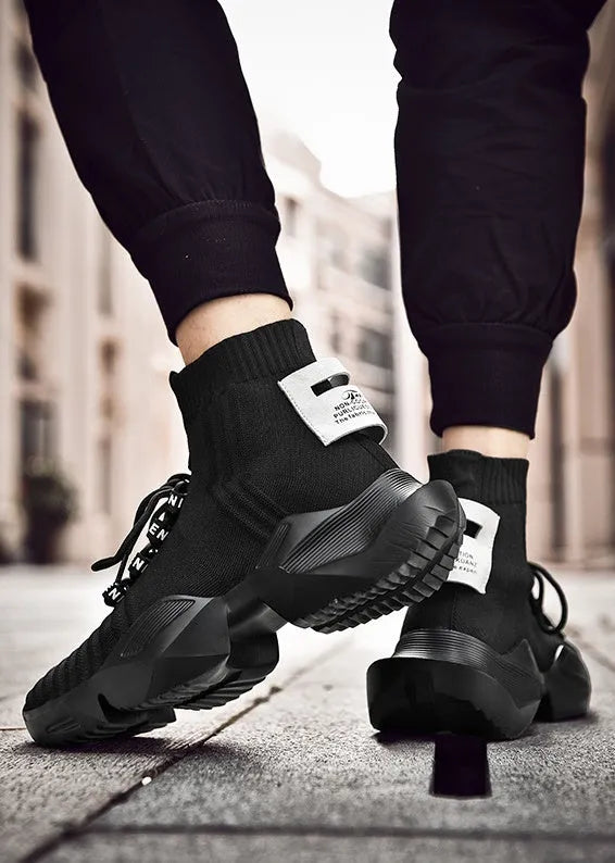 Men's black and white casual sports shoes with mesh lining in sizes 39 to 47