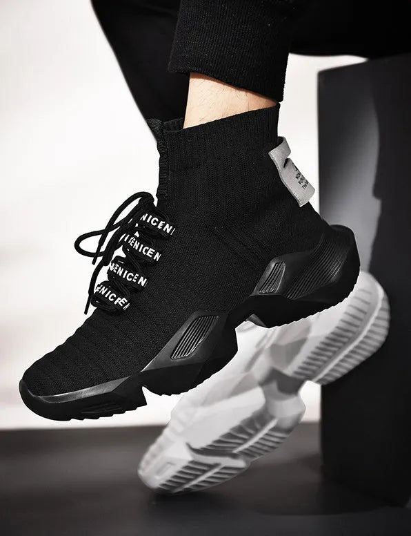 Men's black and white casual sports shoes with mesh lining in sizes 39 to 47