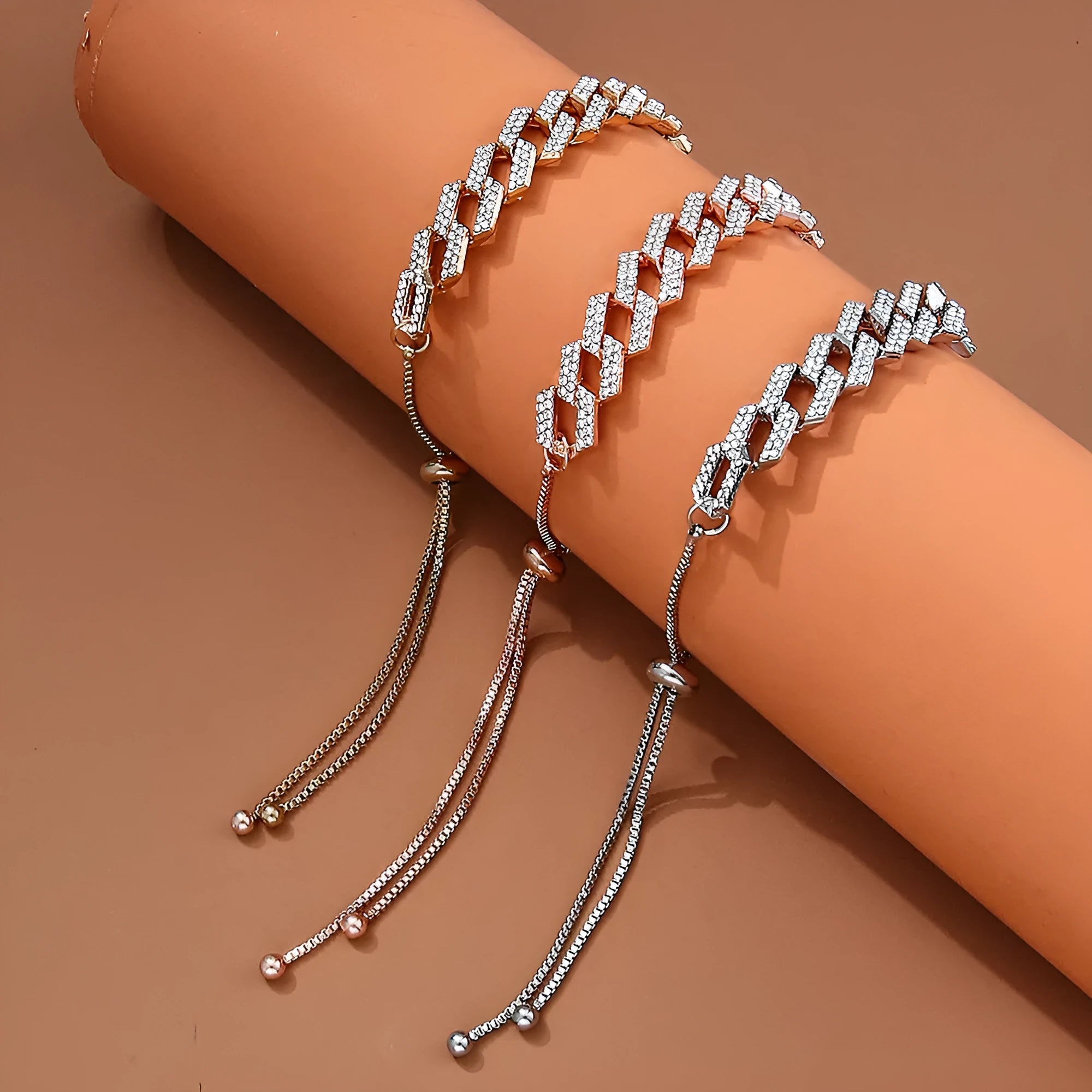 Hip hop unisex thick Figaro chain bracelet in gold with crystal inlay, drawstring closure