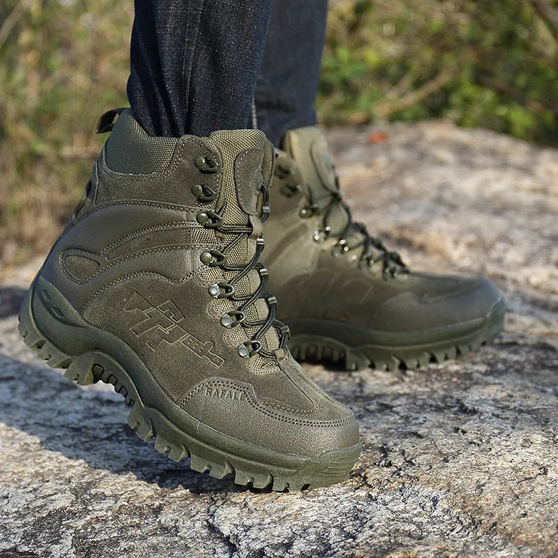 Men's suede military tactical desert boots with rubber sole and front tie in a neutral colour
