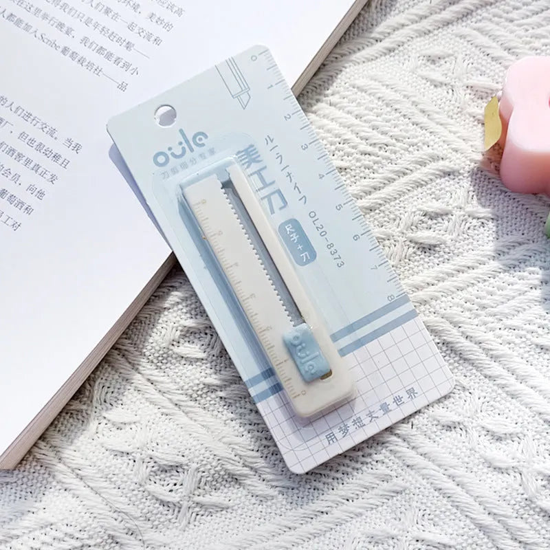 Small plastic art knife in blue, measuring 7.2 cm long, for opening packages.