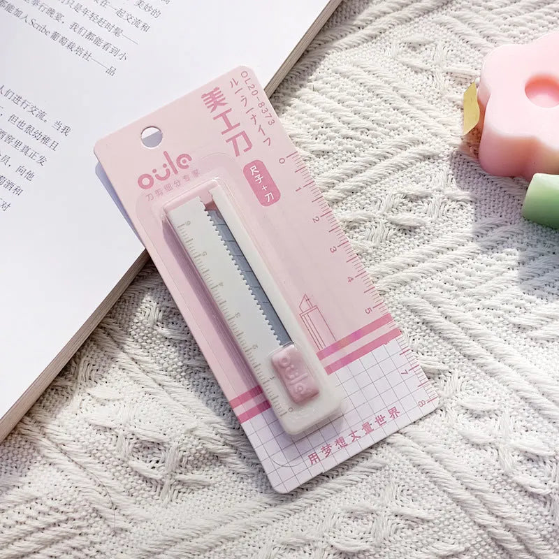 Small plastic art knife in blue, measuring 7.2 cm long, for opening packages.