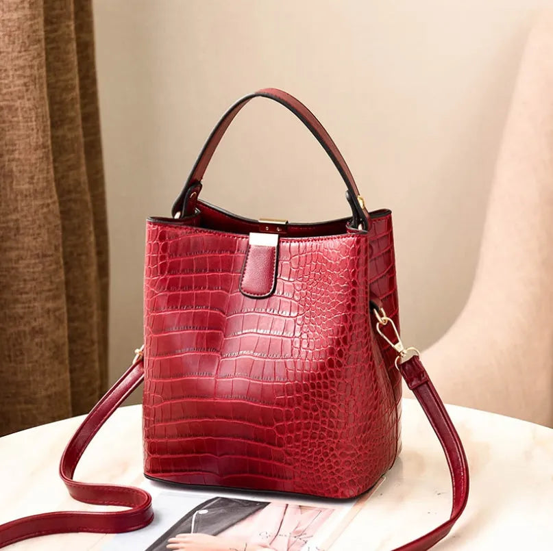 Women's shoulder bag messenger bag in PU leather with multiple internal compartments and zipper pocket