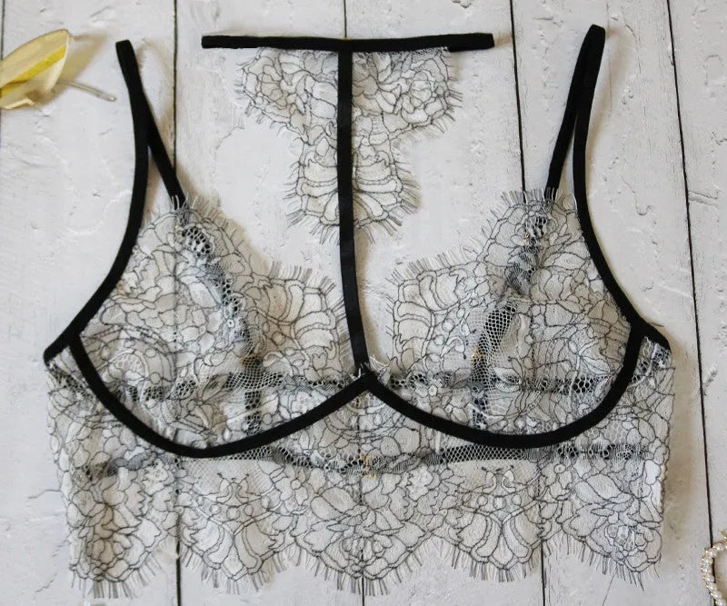 Lace three-point lingerie set in photo colour with spandex stretch, available in sizes S to 3XL