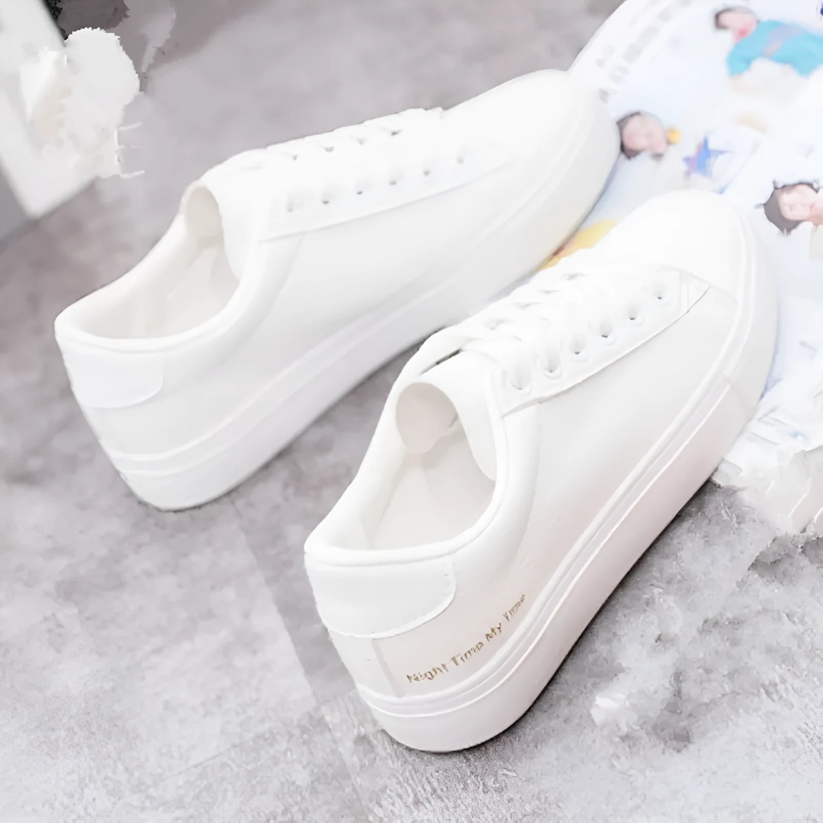 Women's canvas sneakers in white with rubber sole and lace-up closure