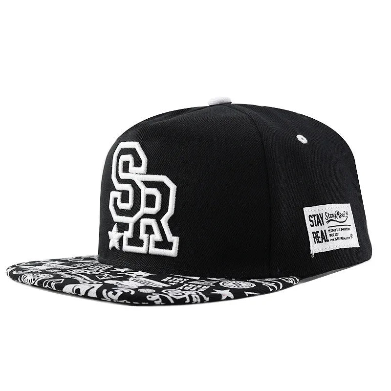 Cotton baseball cap with dome crown and embroidered letters in black or white colour