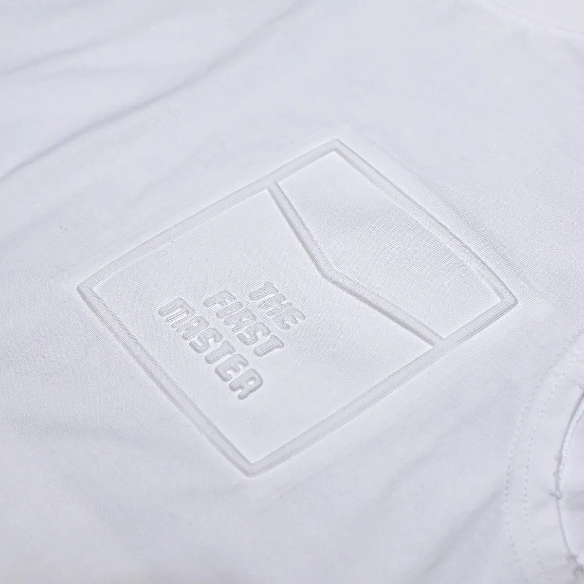 Solid colour cotton sleeveless t-shirt with loose fit and straight hem design
