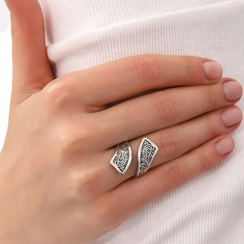 Silver-coloured adjustable women's ring with retro minimalist design on finger